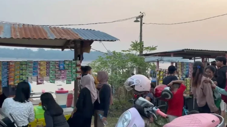 Pasir Timbul Kapuas Banjiri Pedagang dan Pembeli