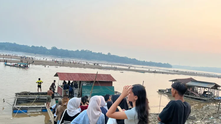Kemarau Panjang Hadirkan Pasir Timbul, Sedot Antusiasme Warga Sanggau