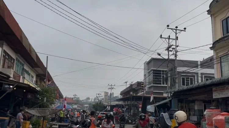 Kabut Asap Selimuti Sanggau, Aktivitas Pasar Tetap Berjalan