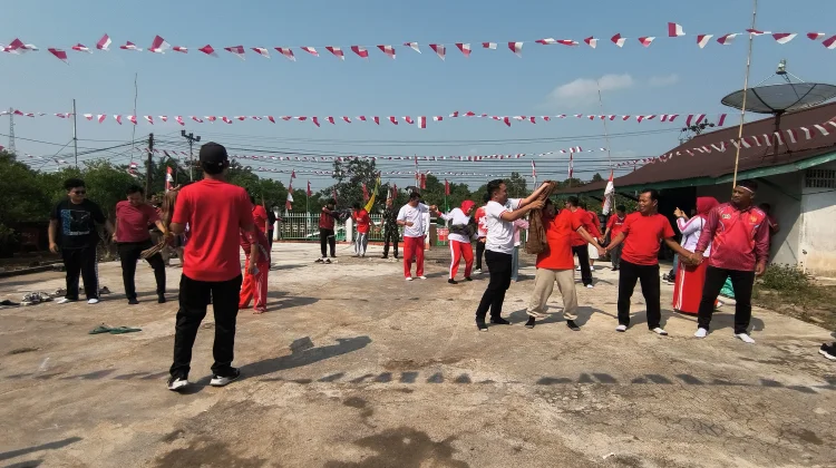 Warga Ilir Kota Sanggau Patuhi Imbauan Kibarkan Merah Putih