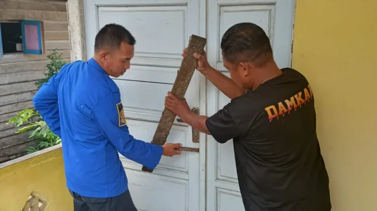Tak Hanya Padamkan Api, Damkar Sanggau Bisa juga Buka Kunci