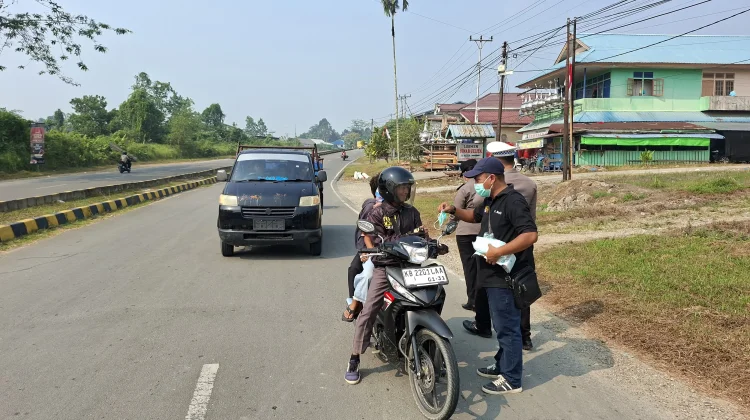 Puskesmas Entikong Bagikan Masker, Warga Diimbau Jaga Kesehatan