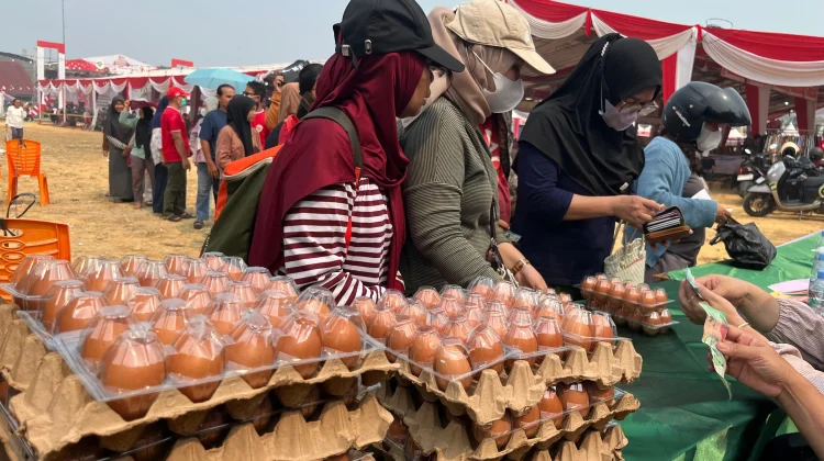 Warga Sanggau Antusias Serbu Bazar Telur di Pameran Pembangunan Sabang Merah