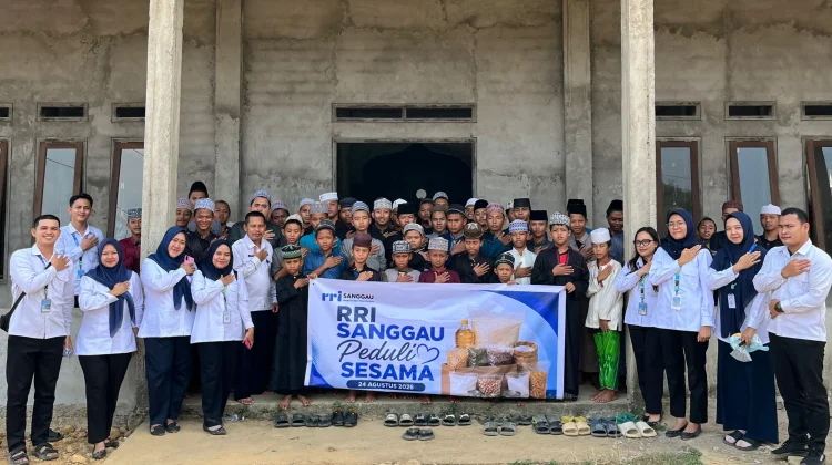 RRI Sanggau Peduli Sesama, Salurkan Bantuan ke Pesantren