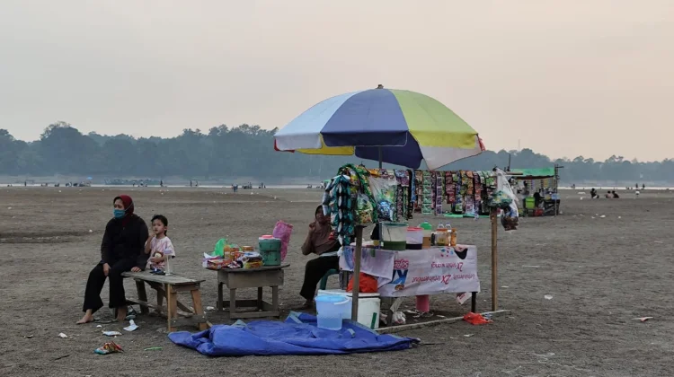 Pedagang Pasir Timbul Raup Omzet Jutaan saat Ramai