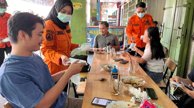 Kurangi Risiko ISPA, BPBD Sanggau Bagikan Masker