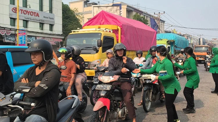Persit Yonif TP 833 Bagikan Masker untuk Warga
