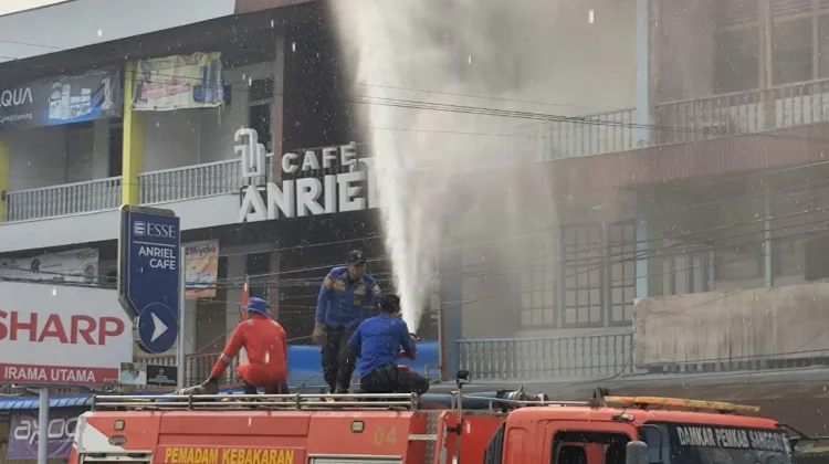 Damkar Sanggau Sediakan 6.000 Liter Air Atasi Debu