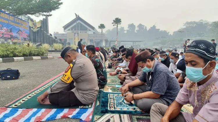 Ratusan Umat Muslim Perbatasan Ikuti Salat Istisqa di PLBN Entikong