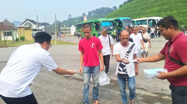 KJRI Kuching Bagikan Masker untuk WNI Deportasi