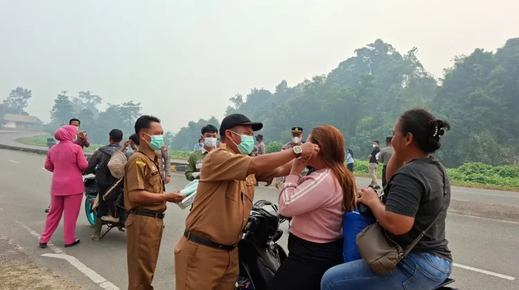 Cegah Meningkatnya Kasus ISPA, Puskesmas Entikong Bagikan Ribuan Masker