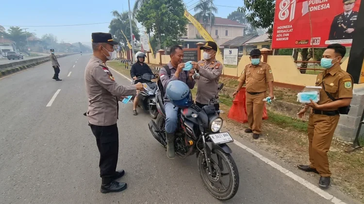 Polsek Entikong Bagikan Masker Cegah Dampak Kabut Asap