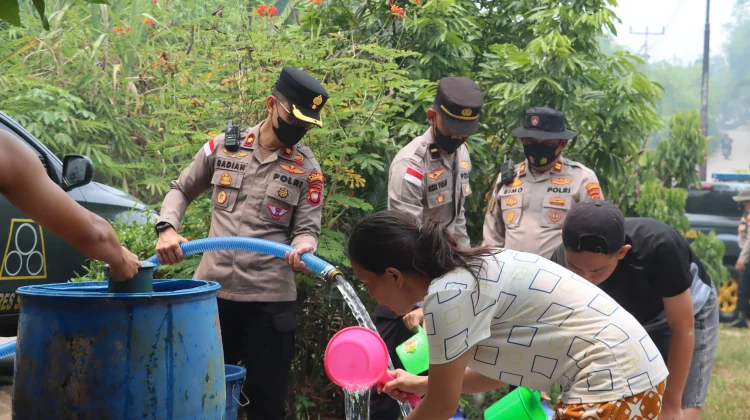 Polres Sanggau Salurkan Air Bersih untuk Warga Semajau
