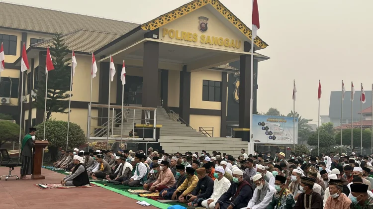 Mohon Hujan, Ratusan Warga Ikuti Salat Istisqa di Mapolres Sanggau