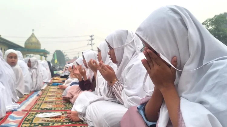 Ratusan Umat Islam Sekayam Mohon Hujan dengan Salat Istisqa