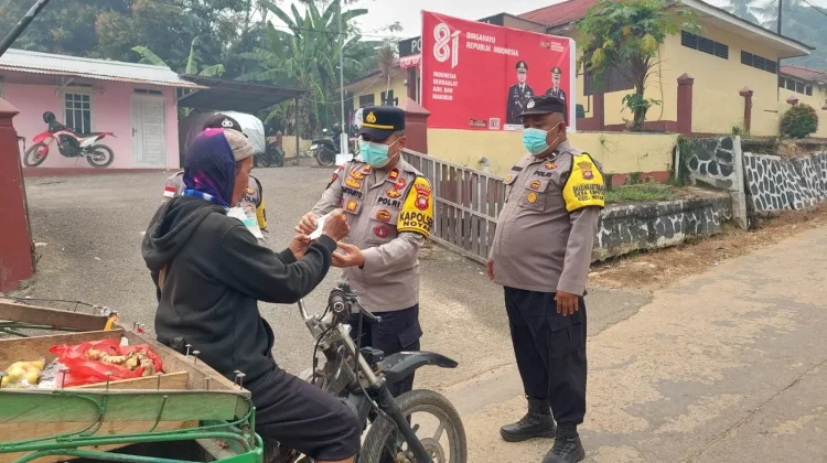 Kurangi Dampak Kabut Asap, Polsek Noyan Bagikan Masker