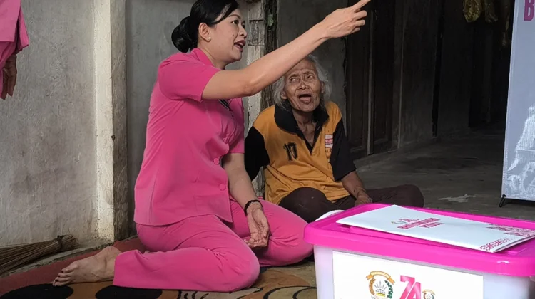Bhayangkari Sanggau Salurkan Bantuan untuk Warga Kurang Mampu