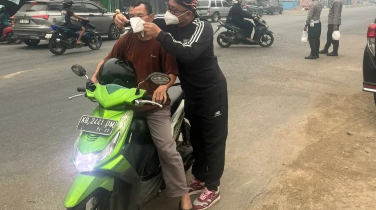 Dinsos P3AKB Sanggau Bagikan Enam Ribu Masker