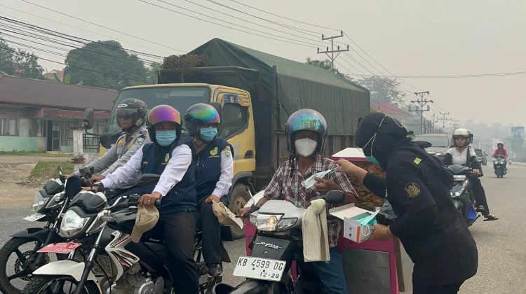 MABM Kapuas Bagikan Ribuan Masker Atasi Kabut Asap
