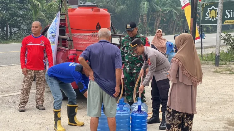 Kemarau Panjang, Polsek Beduai Salurkan 6.000 Liter Air