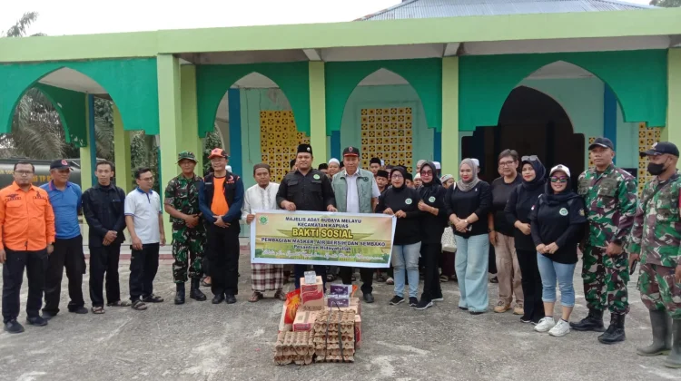 MABM Kapuas Bagikan Ribuan Liter Air Bersih ke Santri