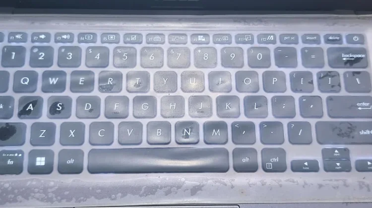 Tips Membersihkan Keyboard Laptop agar Tetap Bersih dan Awet
