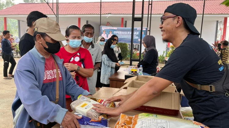 Ratusan Paket Sembako Murah TP PKK Kalbar Ludes Diserbu Warga Sanggau