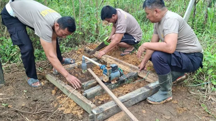 Polsek Noyan Bangun Sumur Bor Bantu Warga