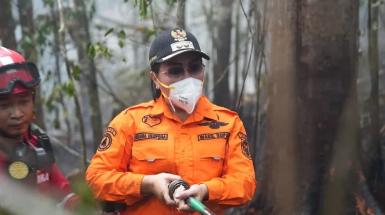 Wabup Susana Pimpin Pemadaman Kebakaran Lahan di Tayan