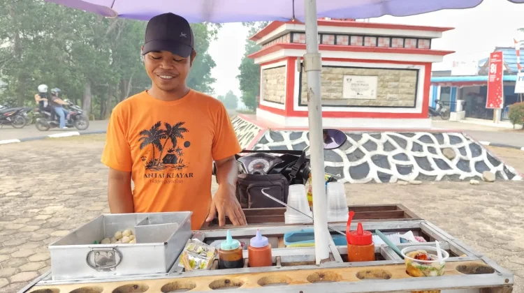 Kabut Asap Kurangi Pendapatan Pedagang Jajanan Sanggau