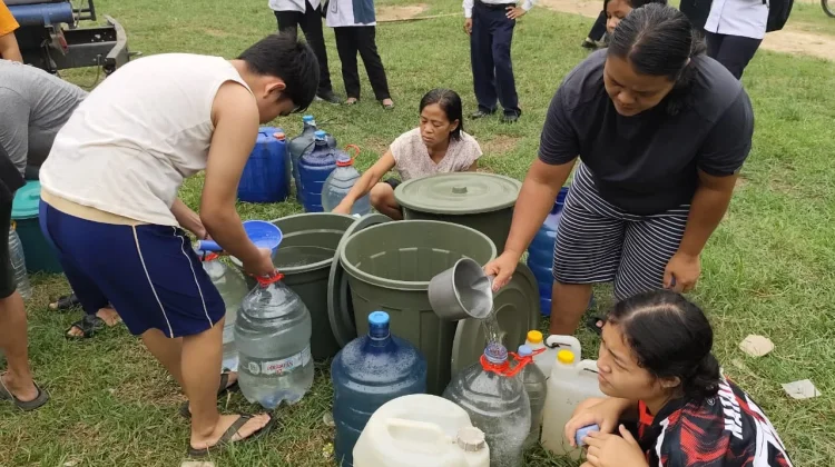 Dua Bulan Kekeringan, Warga Embaong Terima Bantuan Air Bersih