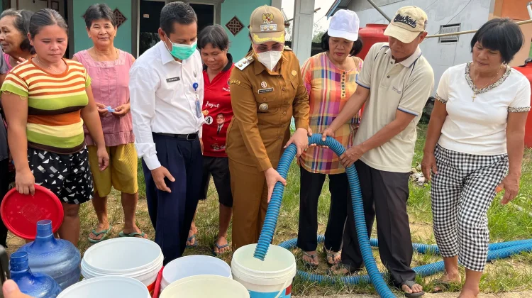 RRI Sanggau Bersama Pewarsa Bantu Warga Terdampak Krisis Air Bersih