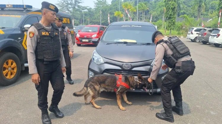 Polda Kalbar Terjunkan Dua Anjing Pelacak ke Entikong