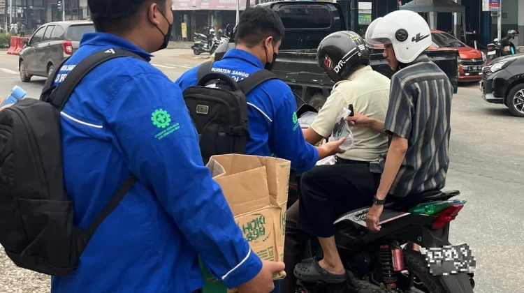 Kabut Asap, Mahasiswa Polnep Sanggau Bagikan Ribuan Masker