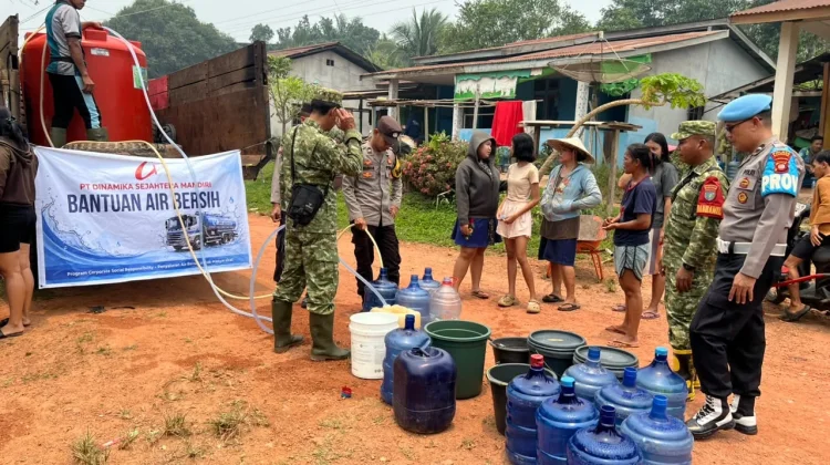 Koramil Toba Salurkan Air Bersih untuk Warga