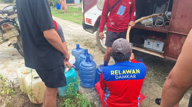 Damkar Sekayam Salurkan 9 Ribu Liter Air Bersih