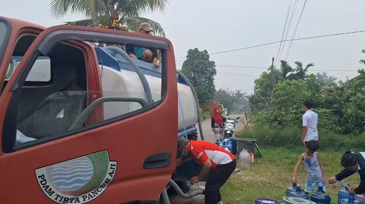 Dampak Kemarau, PDAM Datangkan Tangki Air bagi Pelanggan di Sekayam
