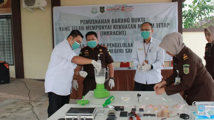 Kejari Sanggau Musnahkan Barang Bukti 51 Perkara Inkracht