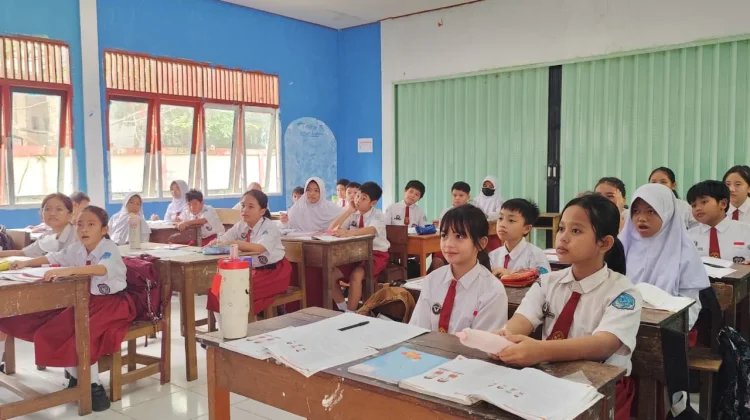 Pelajar SD Negeri 8 Sanggau Belajar Sambil Bermasker