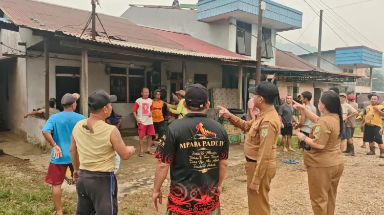 Hujan Lebat Disertai Angin Kencang di Desa Mak Kawing