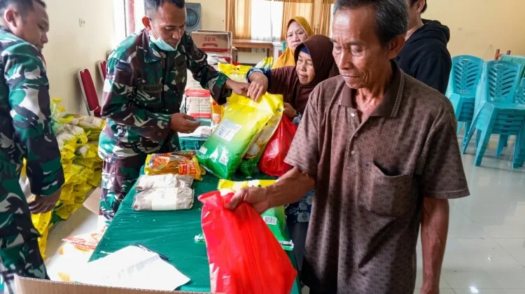 Kodim 1204/Sanggau Salurkan 200 Paket Sembako Murah