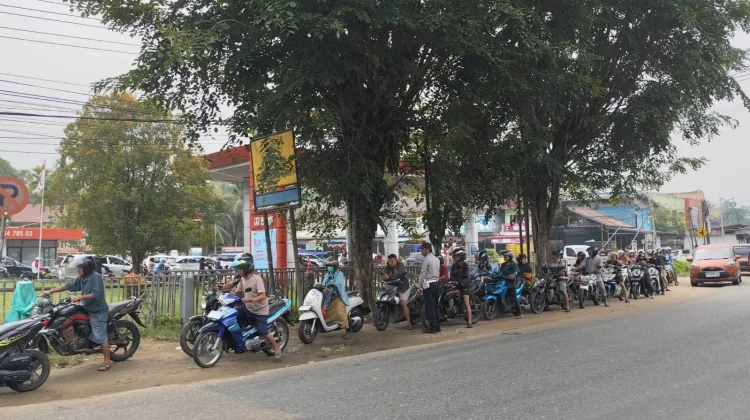Dishub Sanggau Tertibkan Antrean Kendaraan di Tiga SPBU