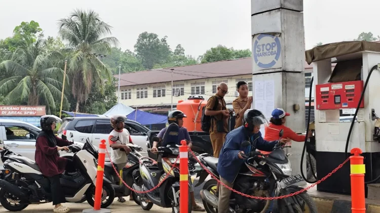 Antrean Kendaraan Mengular, Pasokan BBM Tetap 16 Ribu Liter