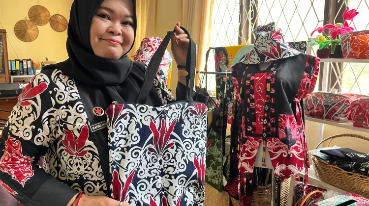 Hari Batik Nasional, Pemkab Sanggau Dorong Penggunaan Batik Sabang Merah