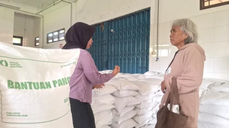 Ribuan KPM Entikong Terima Bantuan Pangan Beras