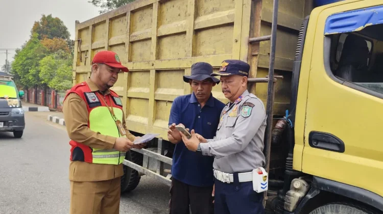 Operasi Pajak Sanggau Temukan Enam Kendaraan Over Dimension
