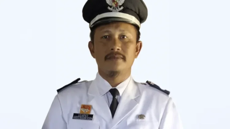 Tak Ada Jalur Darat, Kades Ini ke Kantor Arungi Sungai Setiap Hari