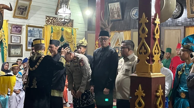 Raja Sanggau Anugerahkan Gelar Kehormatan Lima Tokoh