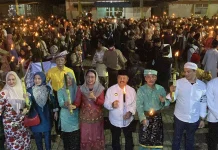 Ribuan Warga Sanggau Meriahkan Pawai Obor Sambut Ramadhan