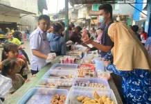 Warga Entikong Serbu Warung Takjil Tryani